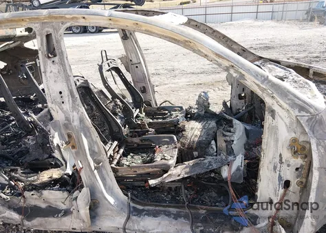 2021 Tesla Model Y Long Range Dual Motor All-Wheel Drive z USA, uszkodzony, nr VIN 5YJYGDEE3MF075339